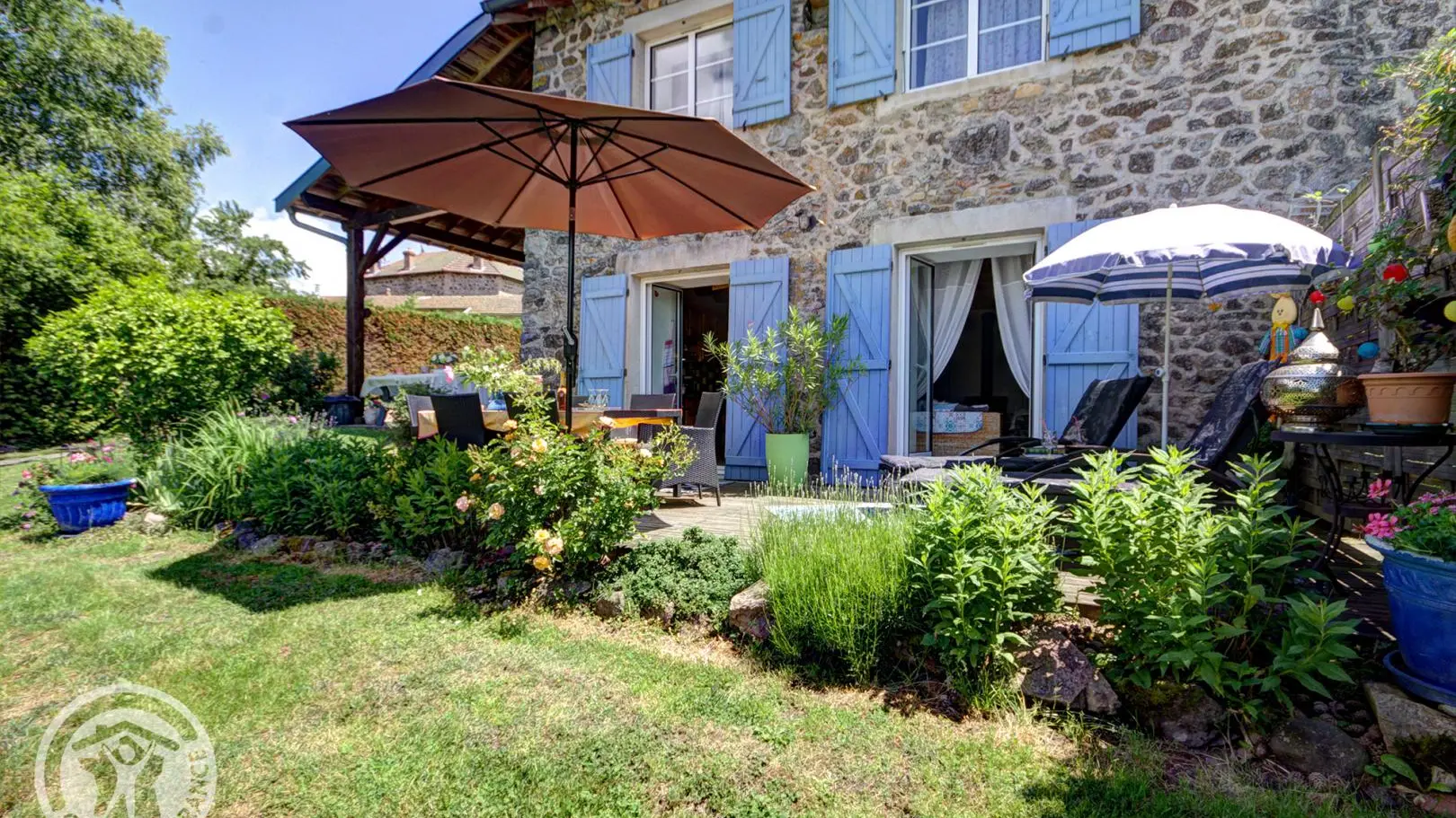 Grande terrasse devant le gite