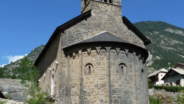 Chevet avec lésènes, chapiteaux à masque et colonnes engagées