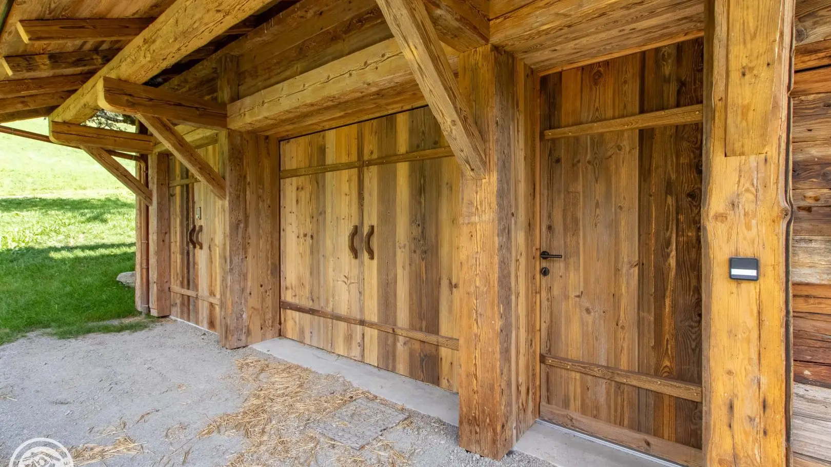 Entrée garage et accès au gîte