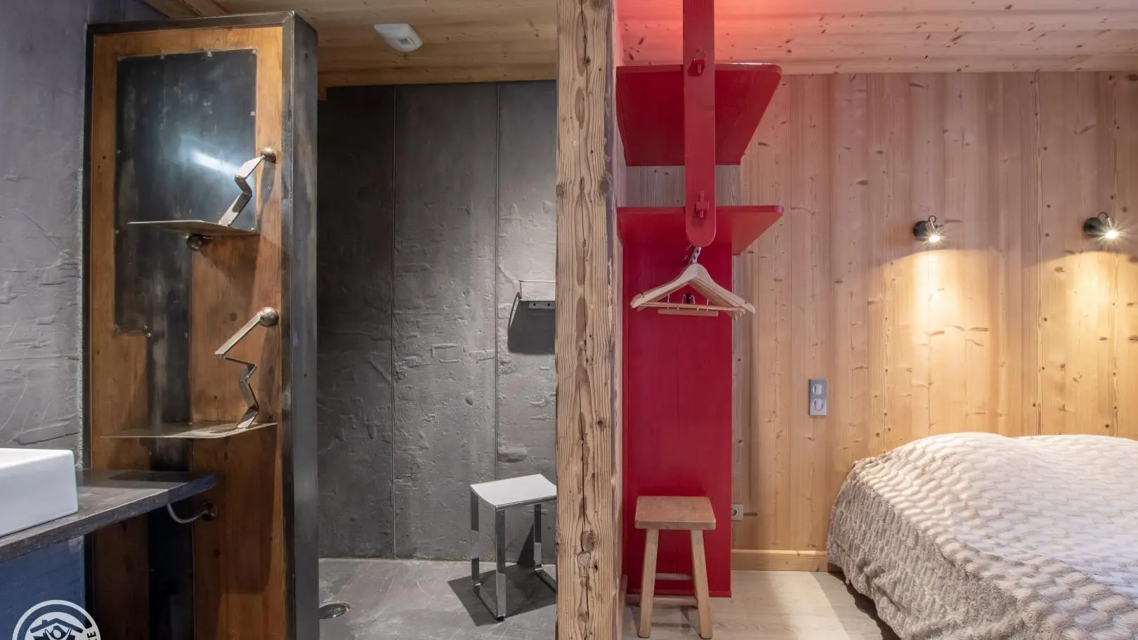 Dans cette chambre accessible, lit 140 et salle d'eau.