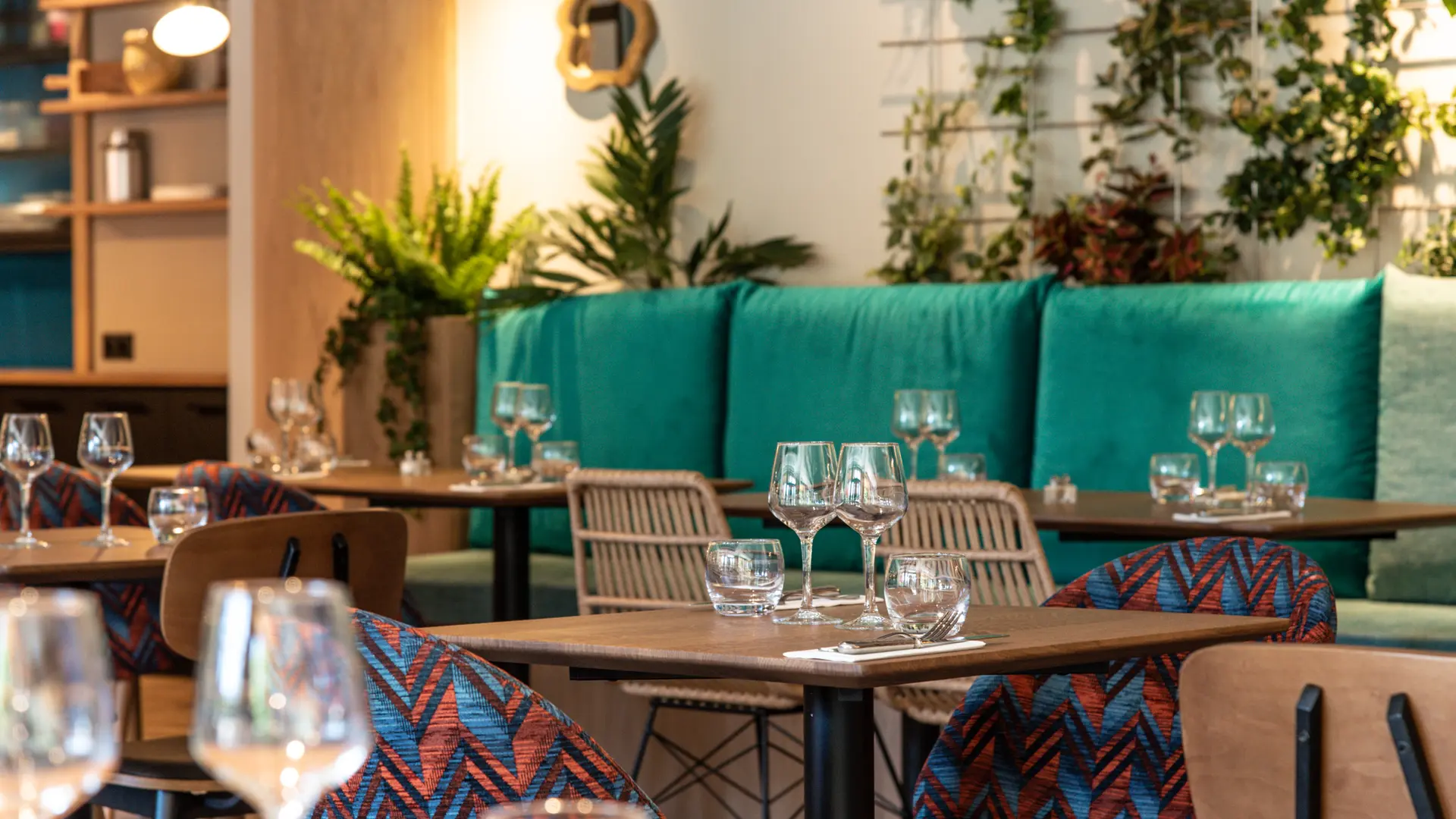 restaurant tables dressé et banquette verte