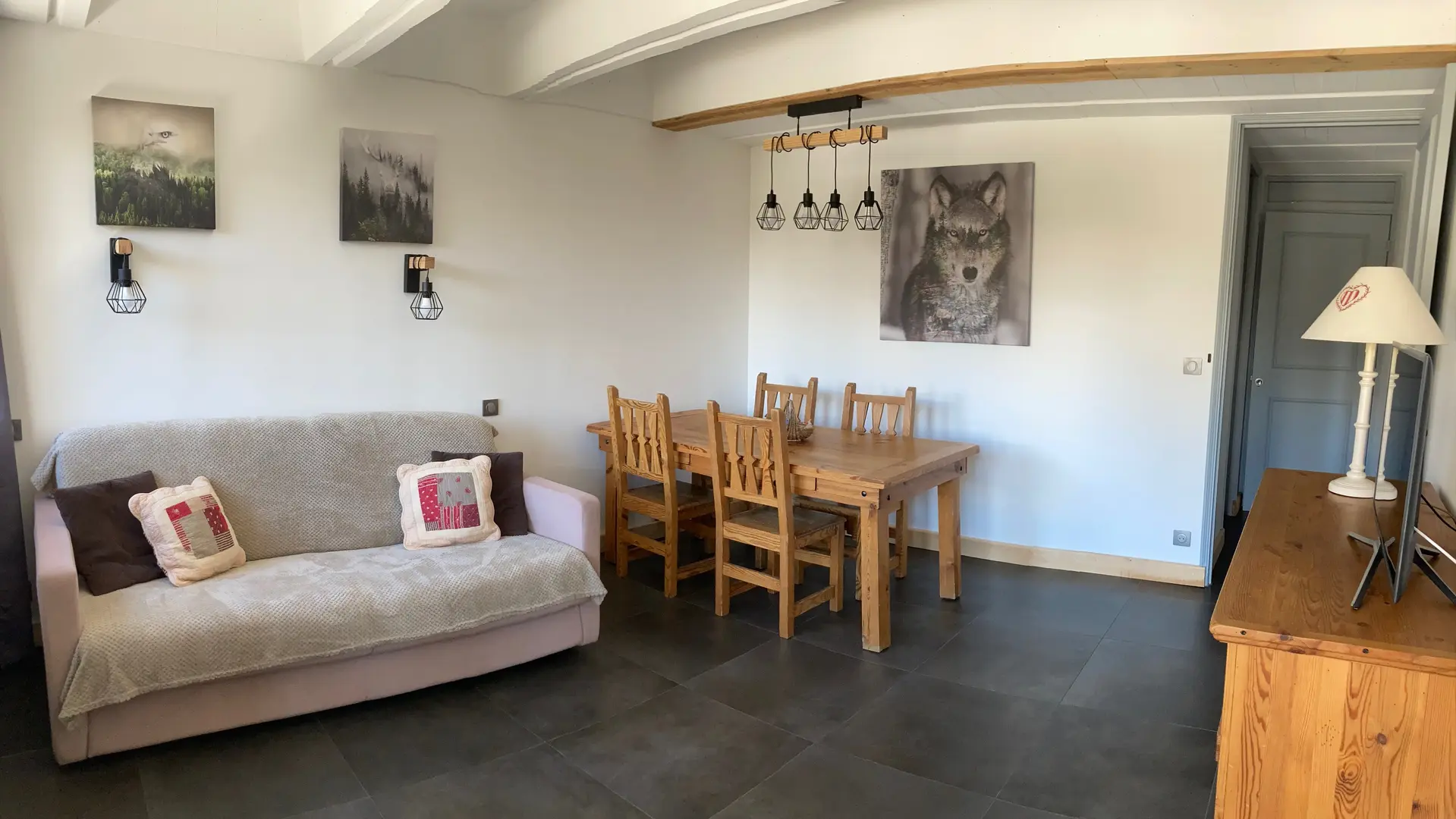 Le salon avec sa table à manger et son canapé convertible en 160cm