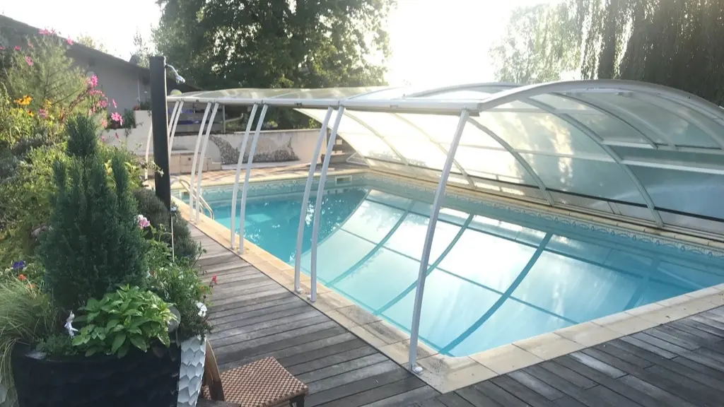 La piscine commune aux deux gîtes.
