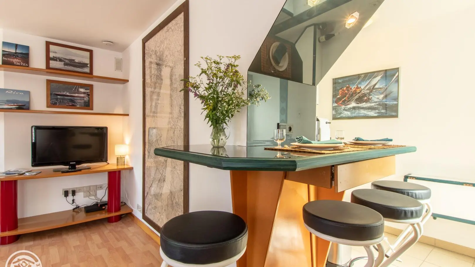 Coin repas avec tabourets hauts