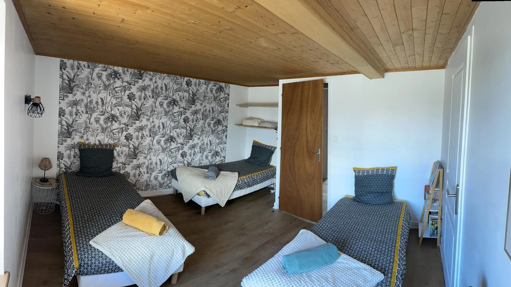 Chambre de 3 lits d'une personne 90x190, possibilité de faire un lit de 180x190 avec un lit d'une personne