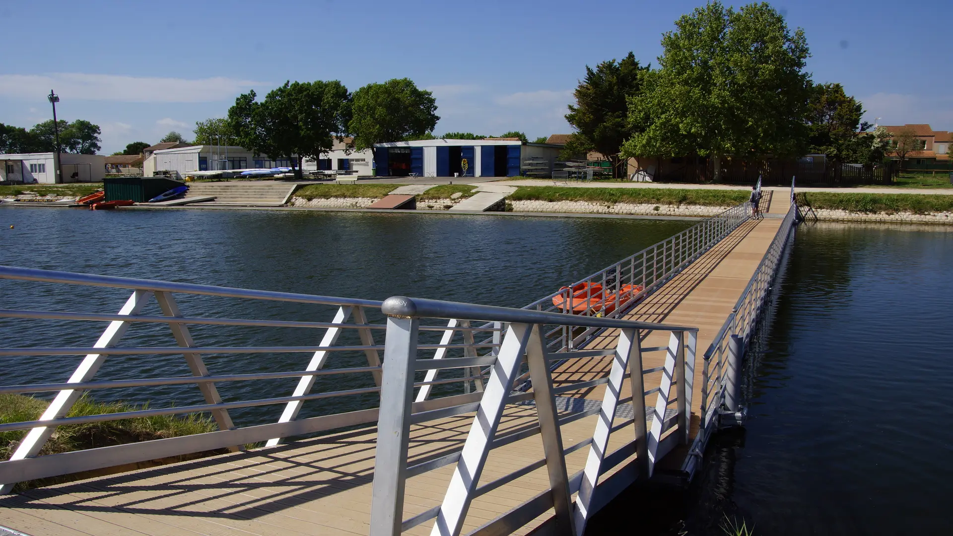 Base d'aviron vue de la passerelle