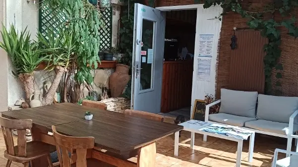 Salo, dans une véranda, table, chaises, fauteuils