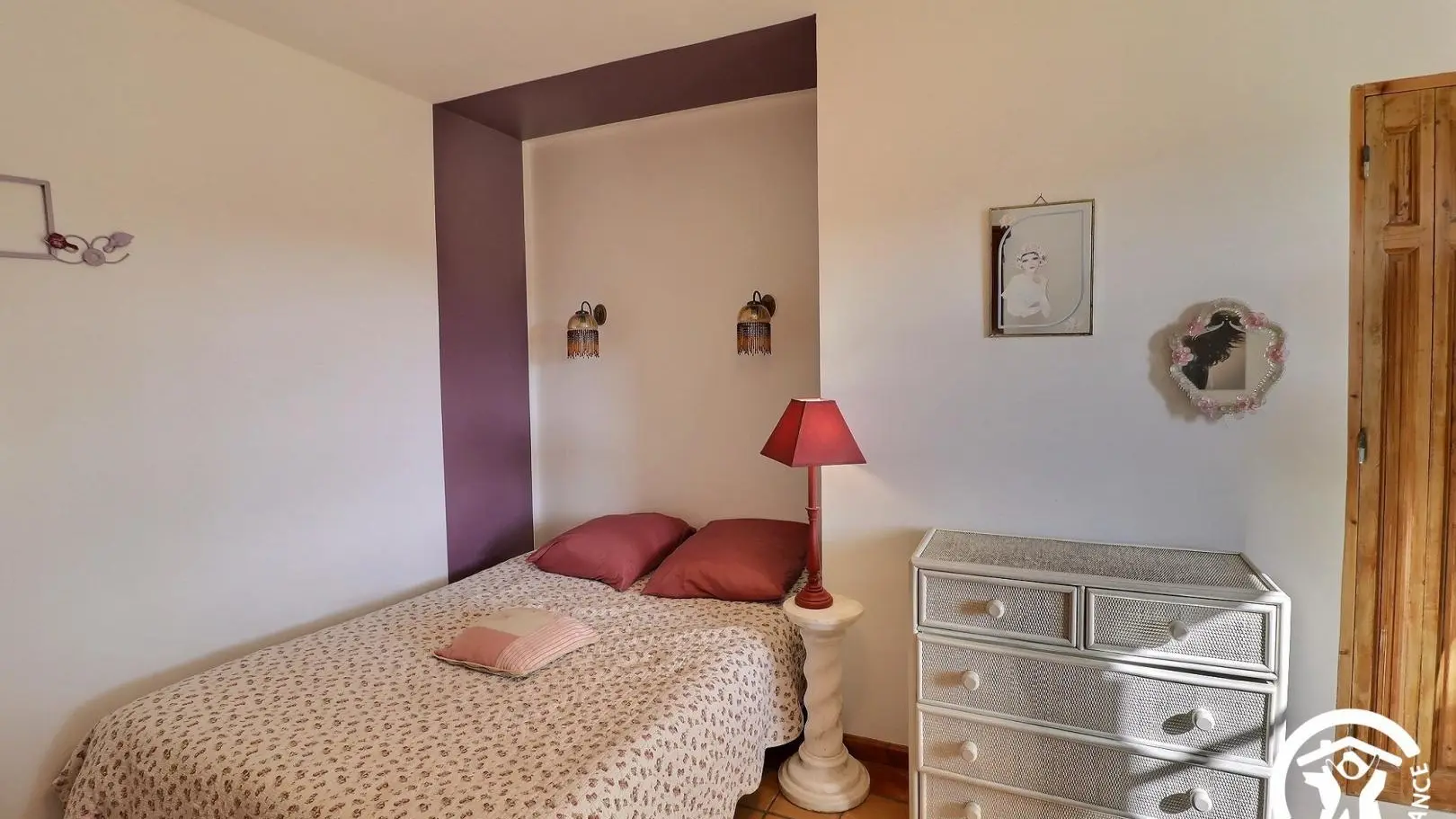 chambre rose avec 1 commode et un placard