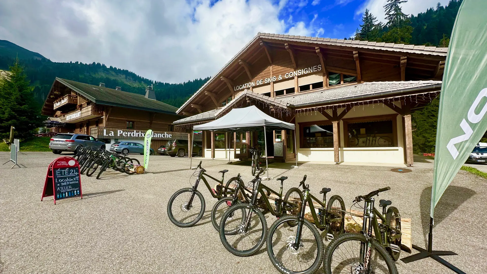 Le magasin en été avec vélos  devant