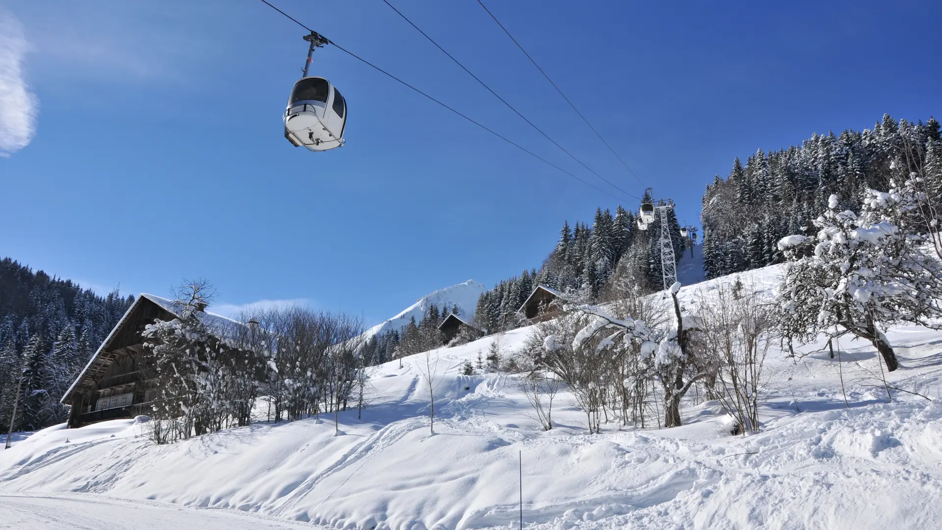 Accès sur le domaine skiabel de l'Essert avec la télécabine - accesible aux skieurs et aux piétons