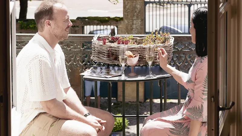 Couple profitant d’un week-end romantique au Domaine ForRest, séjour insolite au vert dans une chambre d’hôte de charme
