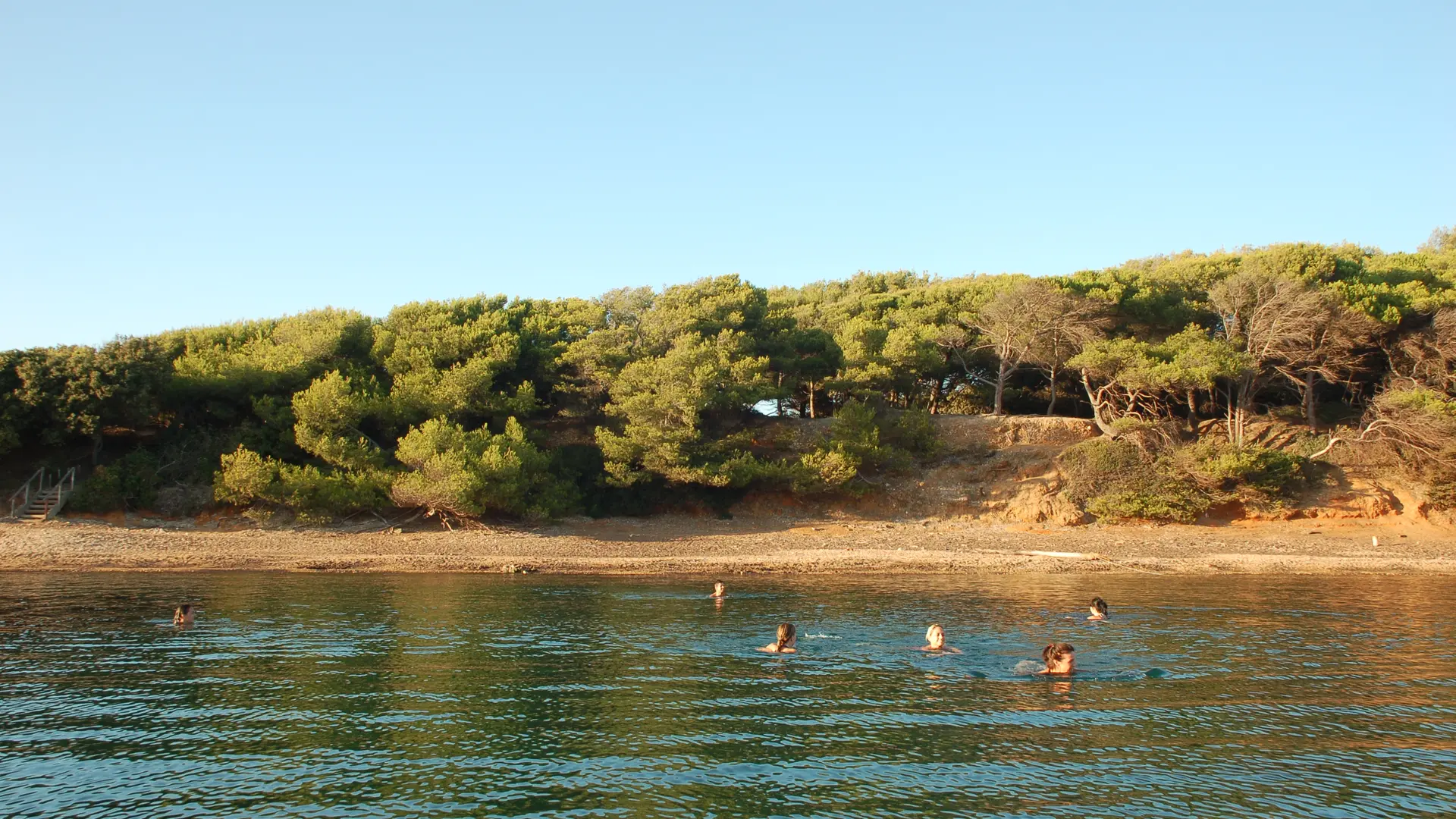 La plage noire du Langoustier à Porquerolles