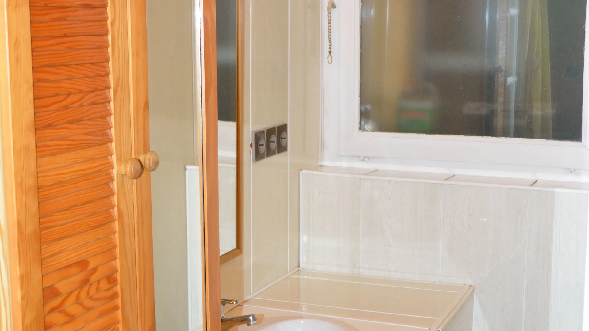 Vue sur la salle de bain du rez de chaussée