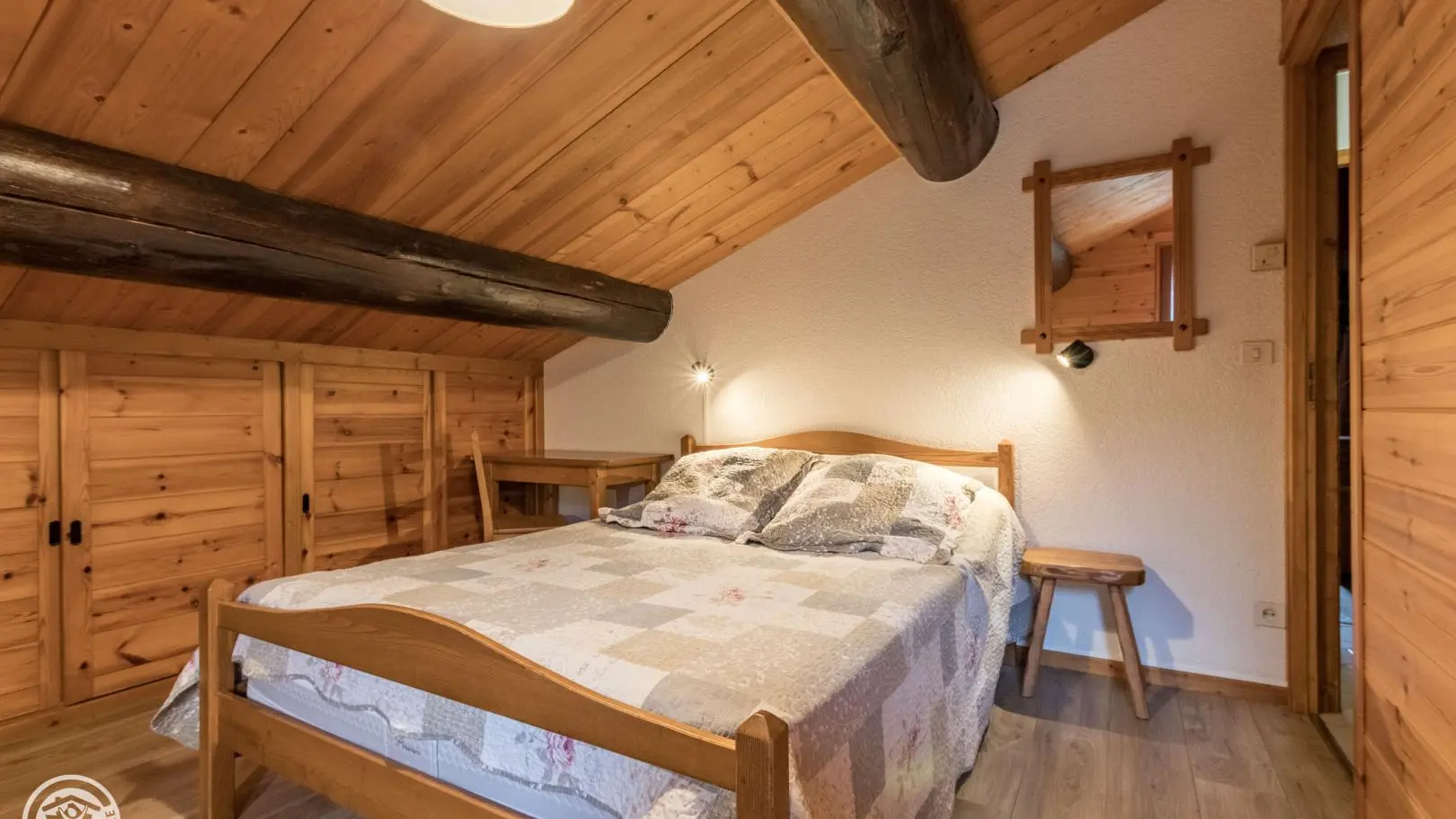Chambre 3 : 1 lit 140 et 1 lit 90, vasque sur meuble, balcon