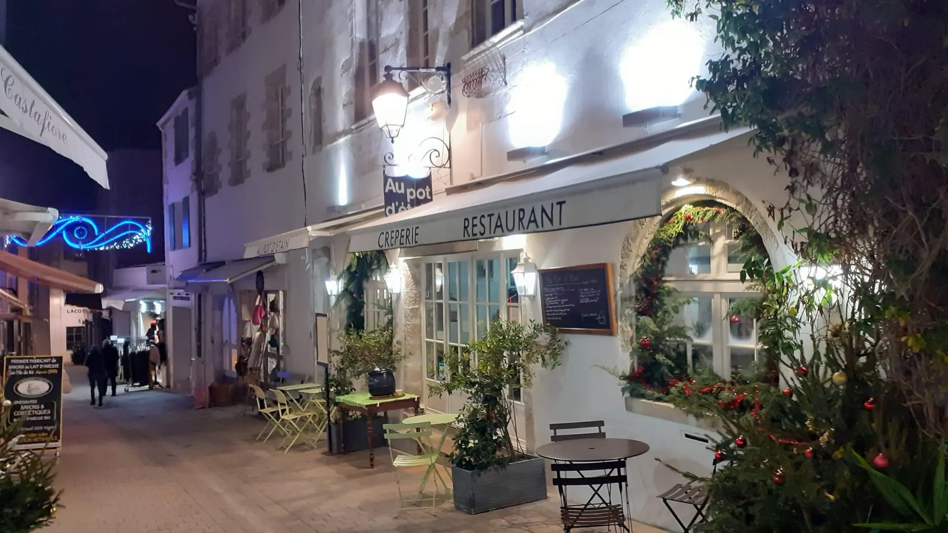 The terrace of the tin pot on Rue Jean Jaurès