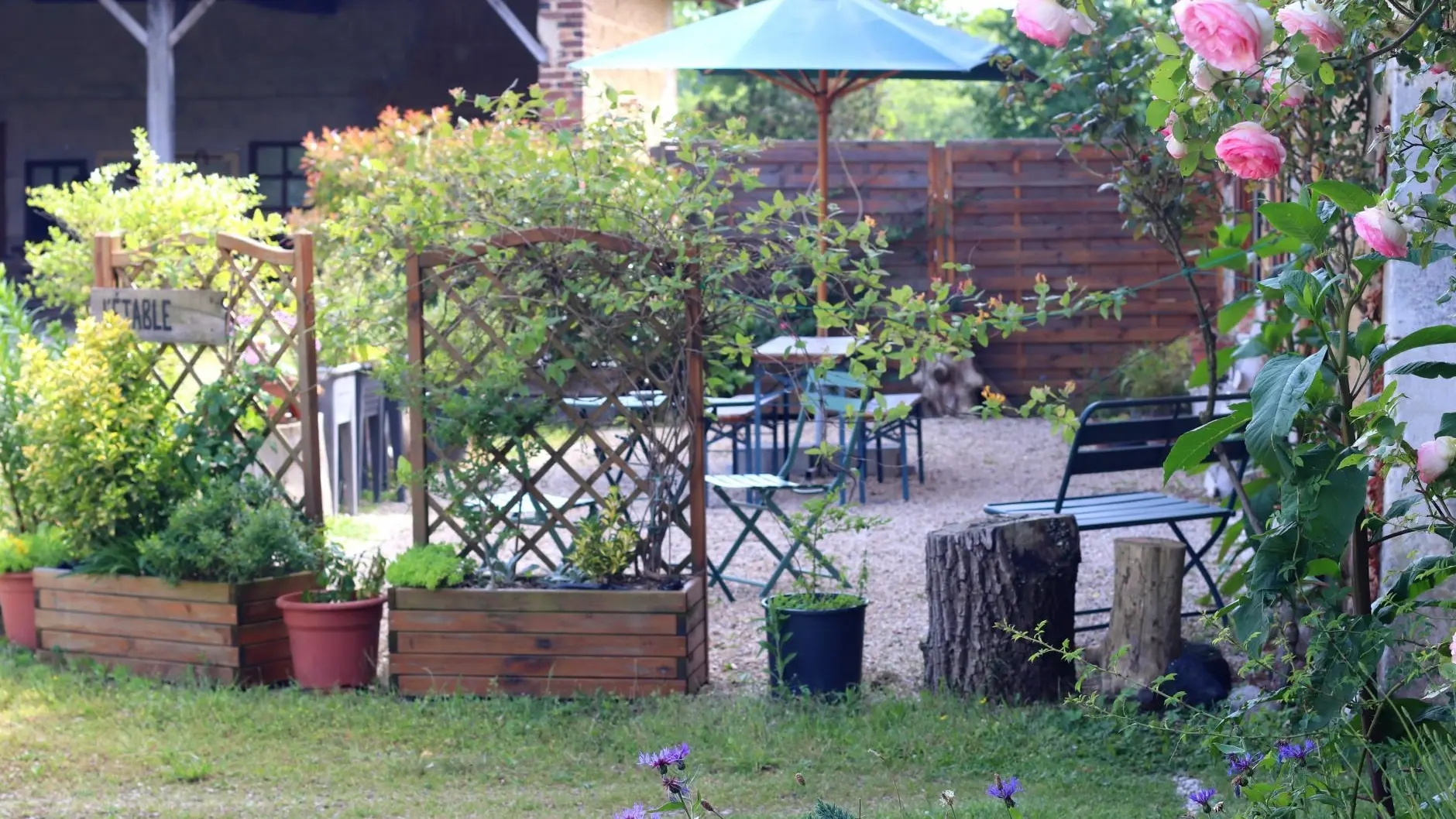 L'Etable, la terrasse côté cour