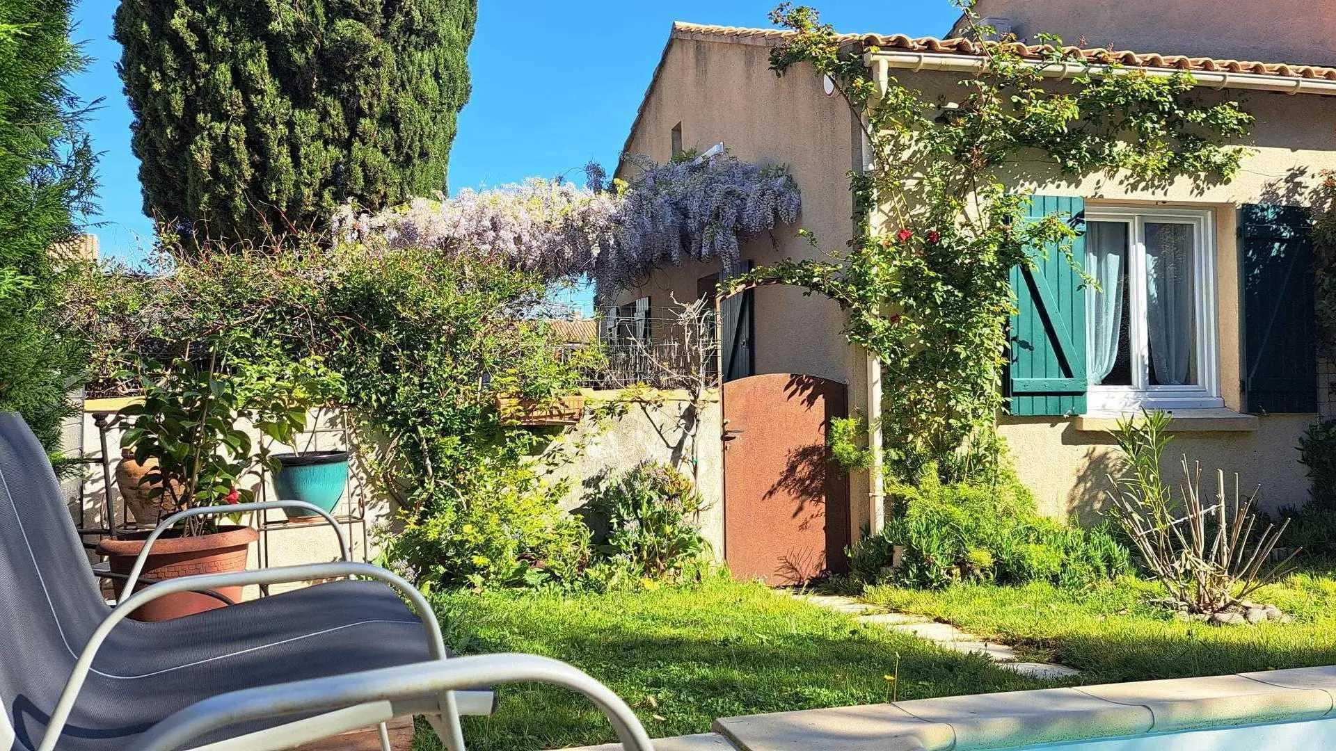 Sud de L'Oustau dei Aucèus face au soleil.
