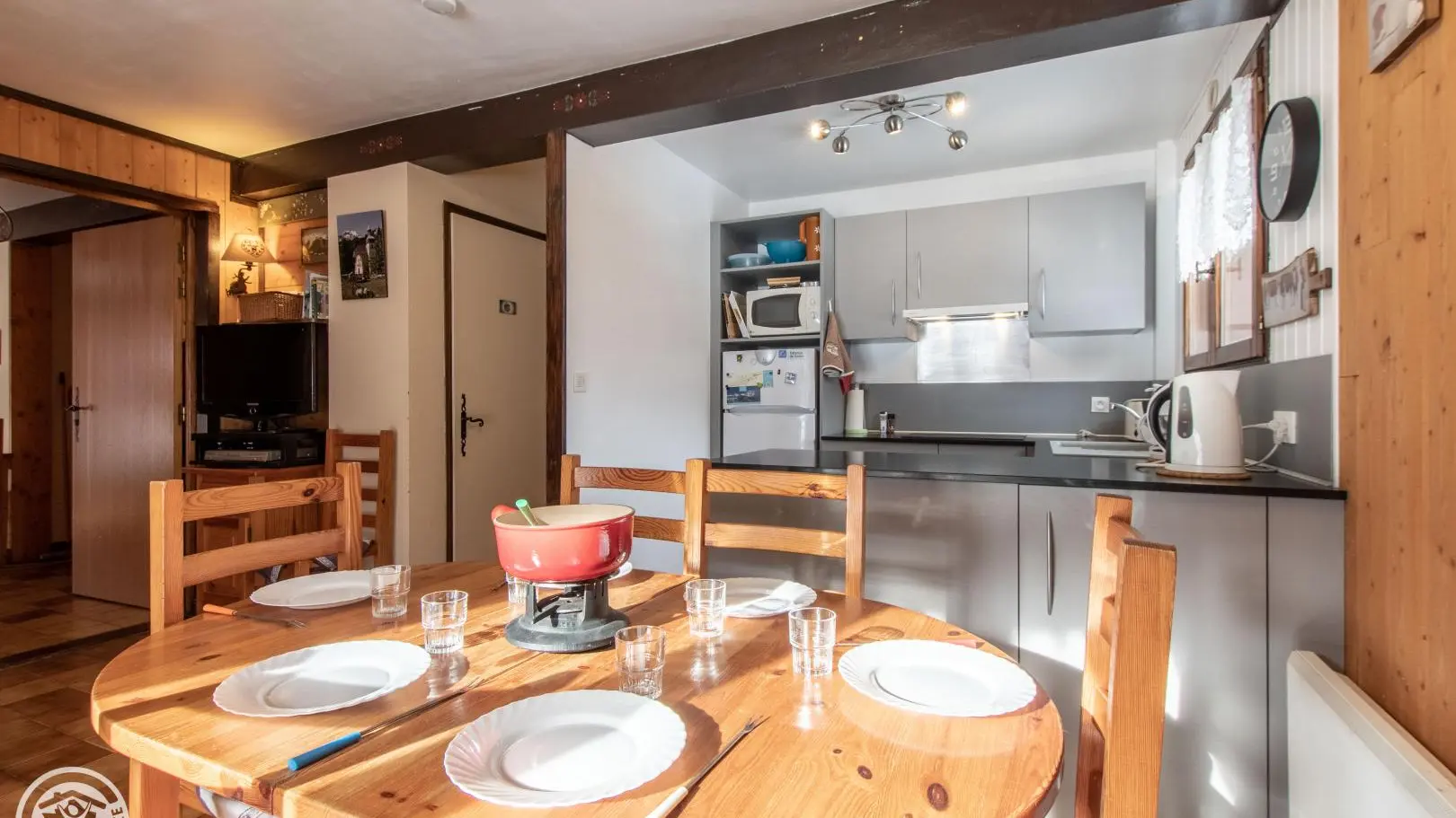 Espace repas et cuisine ouverte