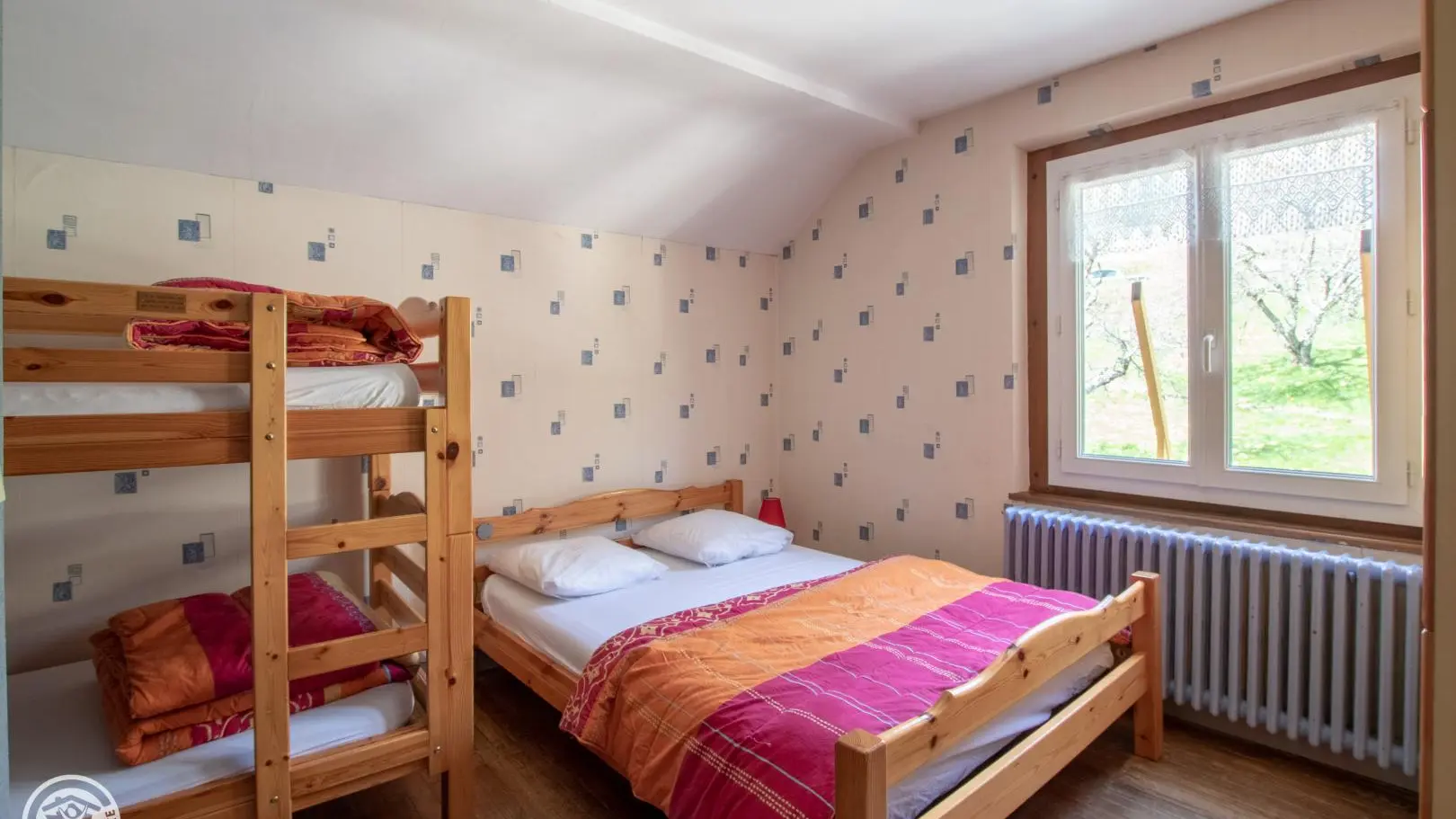 Au 2ème étage.
Chambre avec 1 lit 140 et 2 lits superposés.