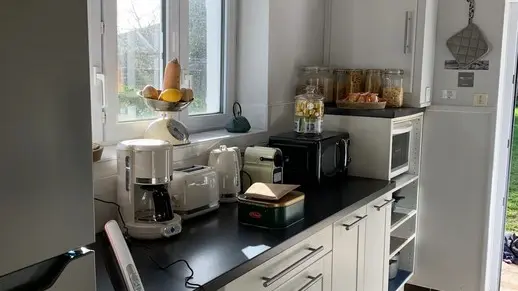 moderne und voll ausgestattete Küche