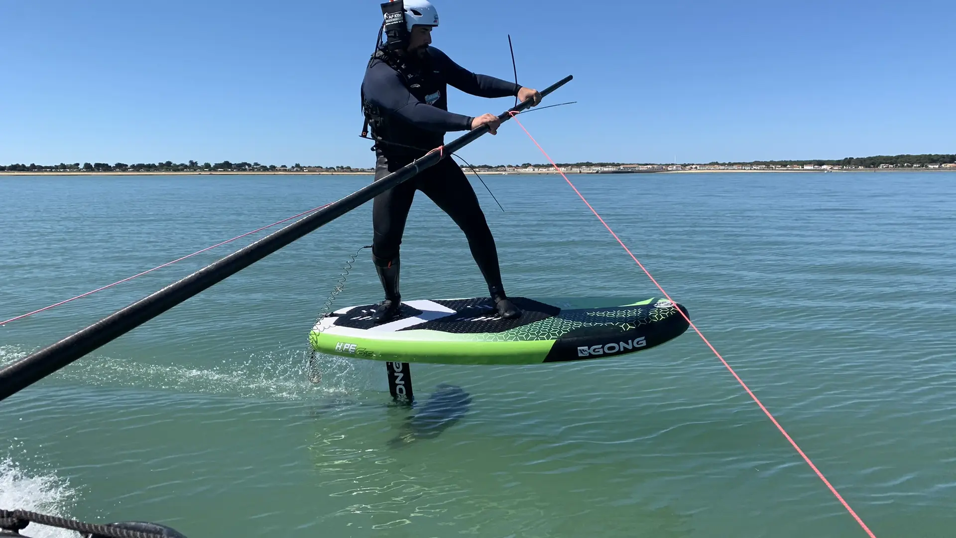 Foil remolcado en la isla de Ré, kitesurf y wingfoil