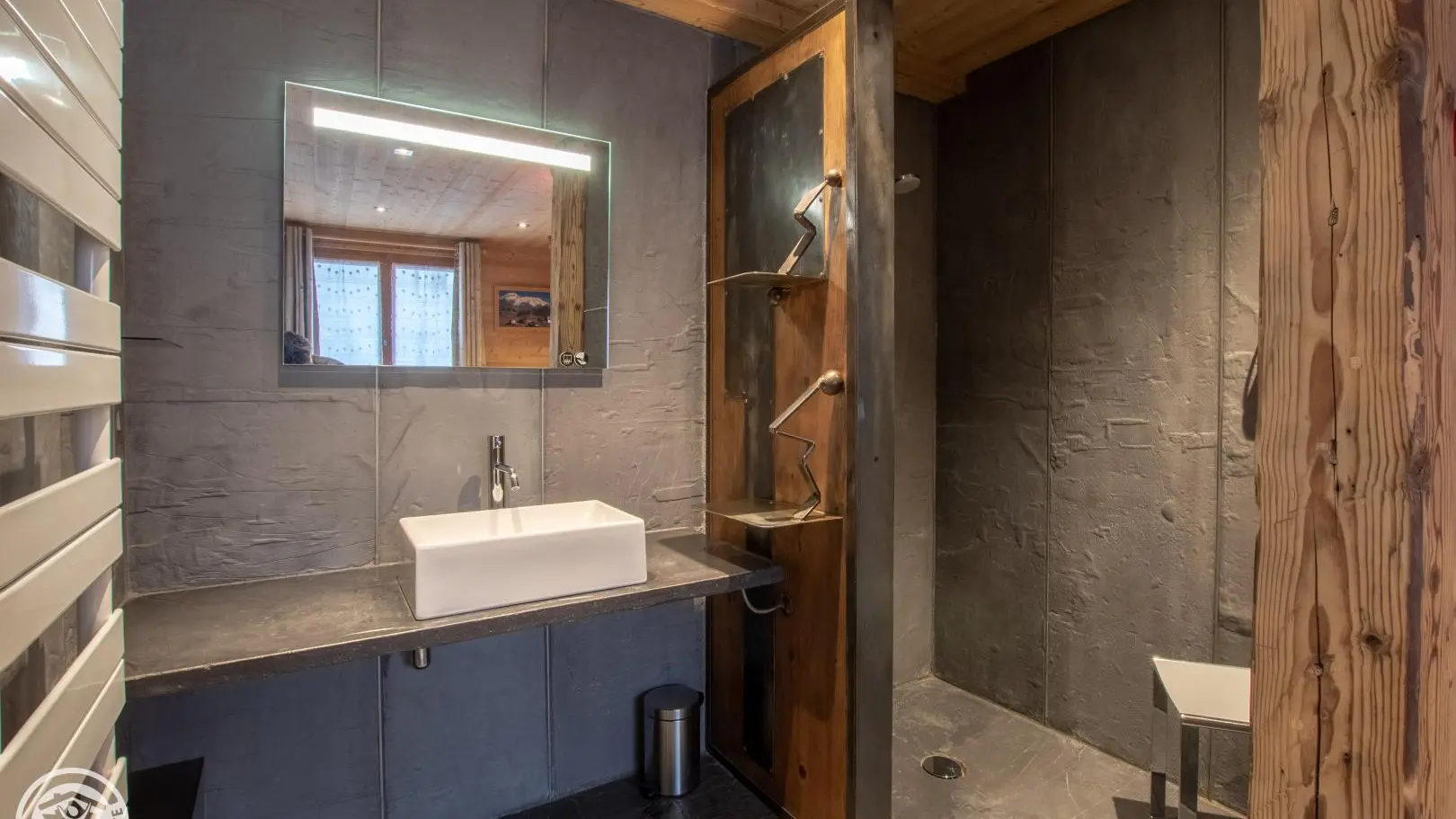 Salle d'eau dans chambre accessible