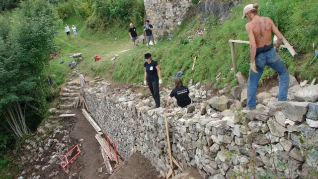Chantier estival de bénévoles REMPART au château d'Urfé, Champoly