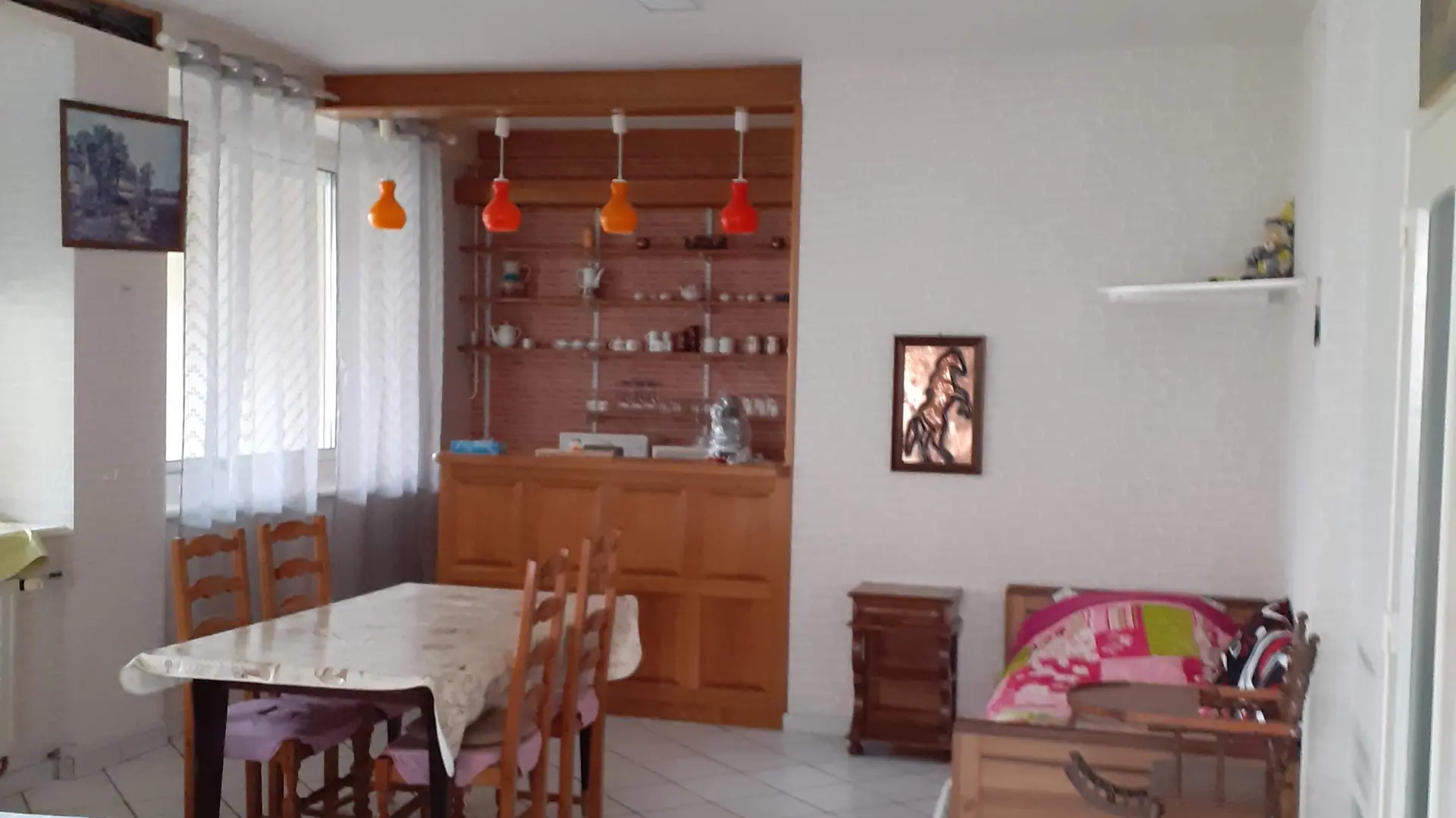 salle à manger avec lit une place