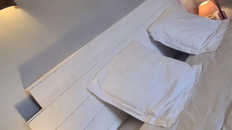Chambre 1 : lit 160 et lit bébé.