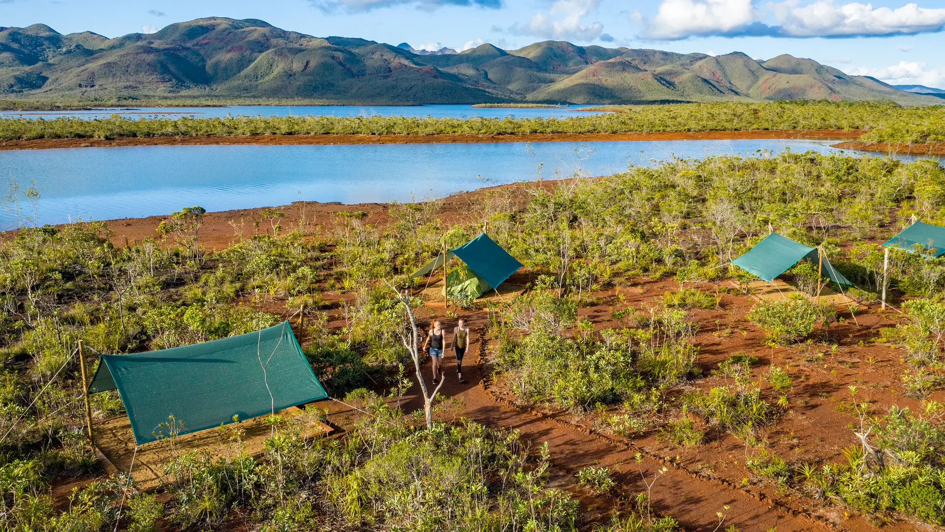 Le site met à disposition des emplacements camping, avec bâche imperméable et délimitation surélevée de l'emplacement.