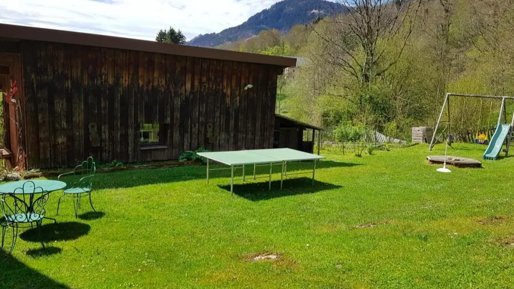 Salon de jardin avec table de ping-pong, toboggan, balançoire