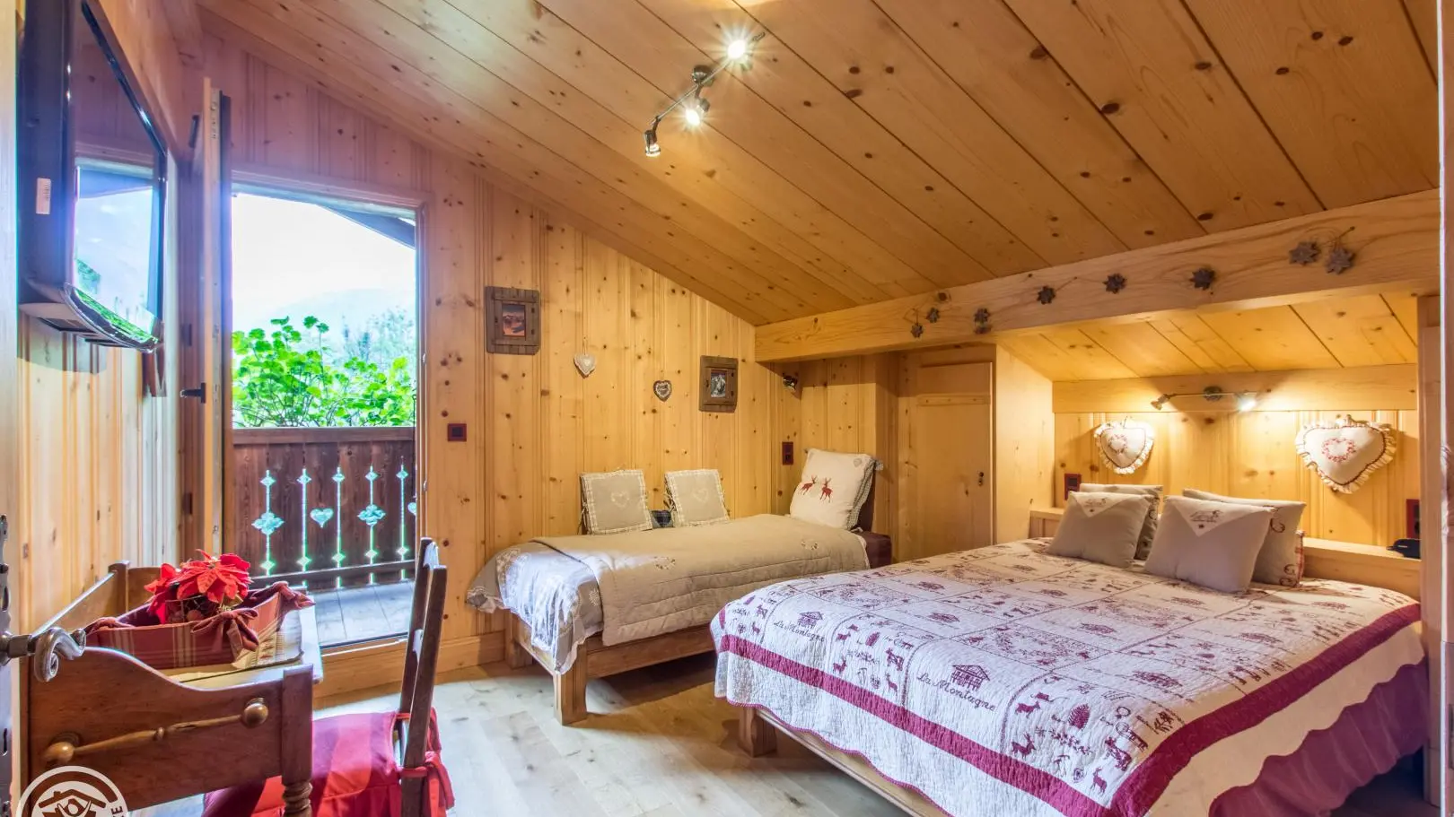 Chambre avec balcon - TV - bureau - chaise miroir - rangement.
vue sur la chaine du Mont-Blanc et le village des HOUCHEs - AIGUILLE DU MIDI