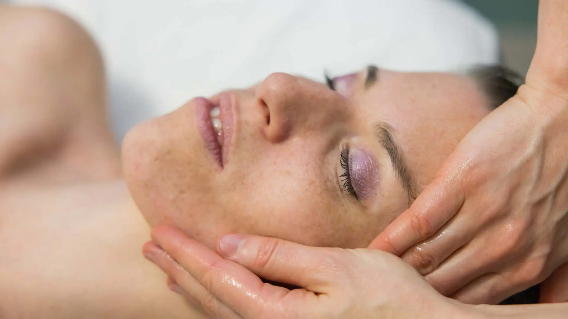 Massage relaxant visage