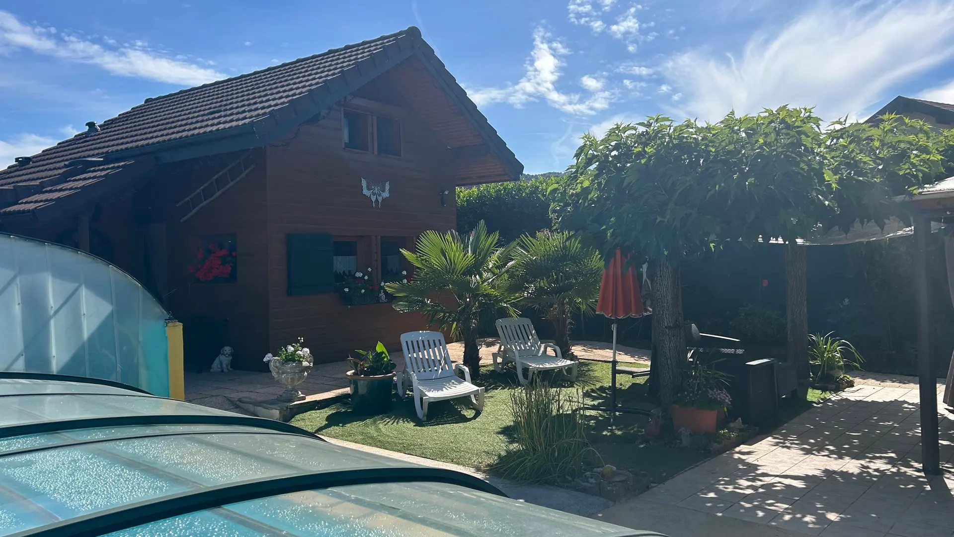 Piscine et vue d'ensemble de l'hébergement