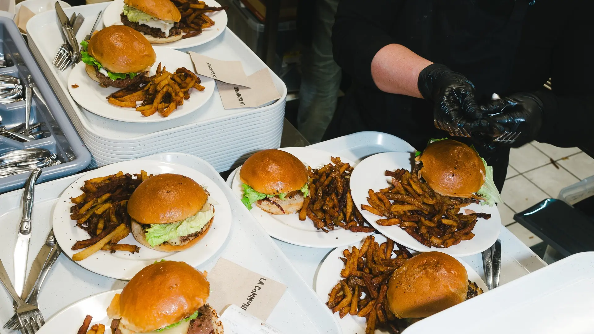 Une grande commande de Burger en préparation