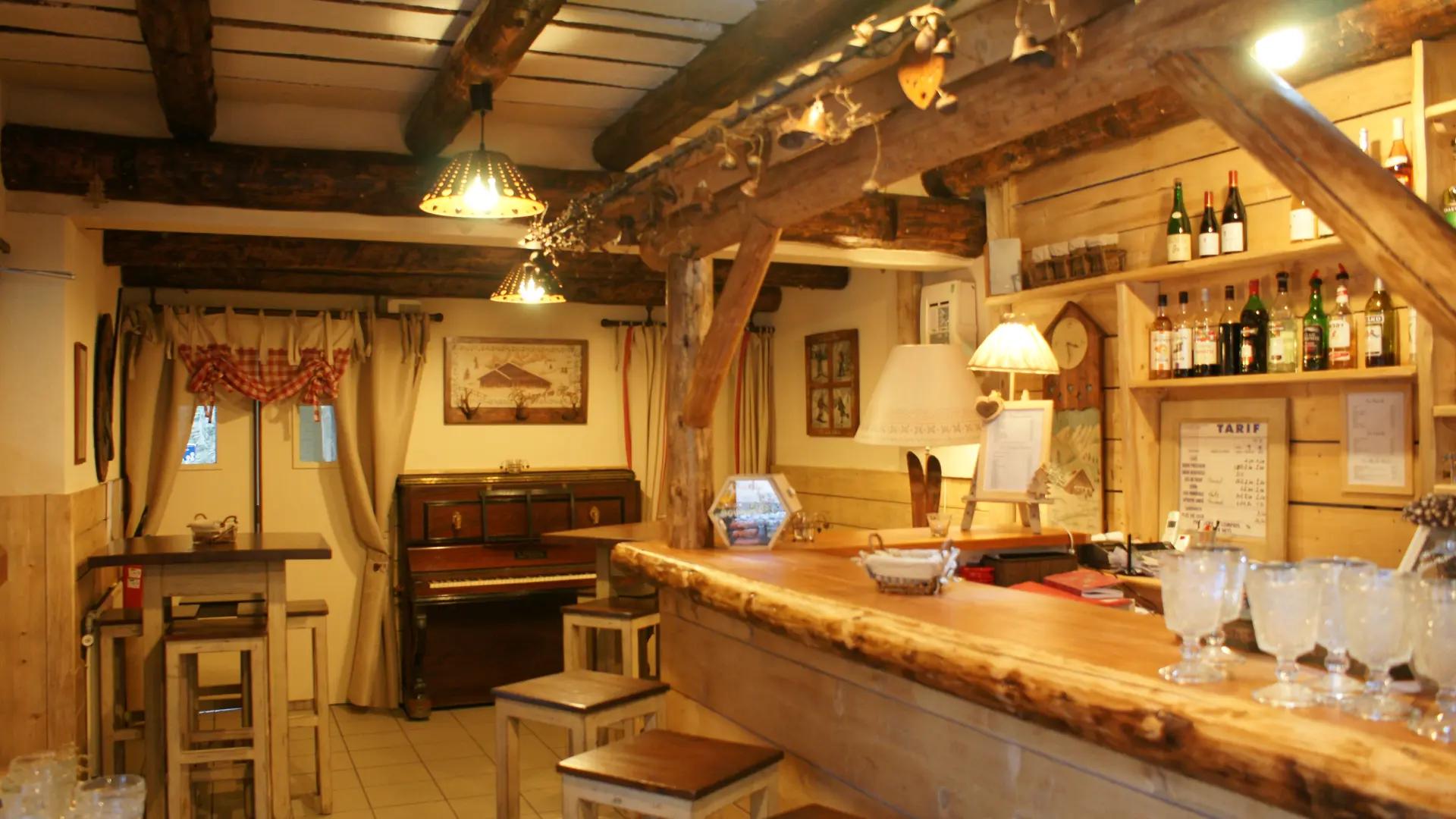 Le bar de l'Auberge - refuge de Roybon