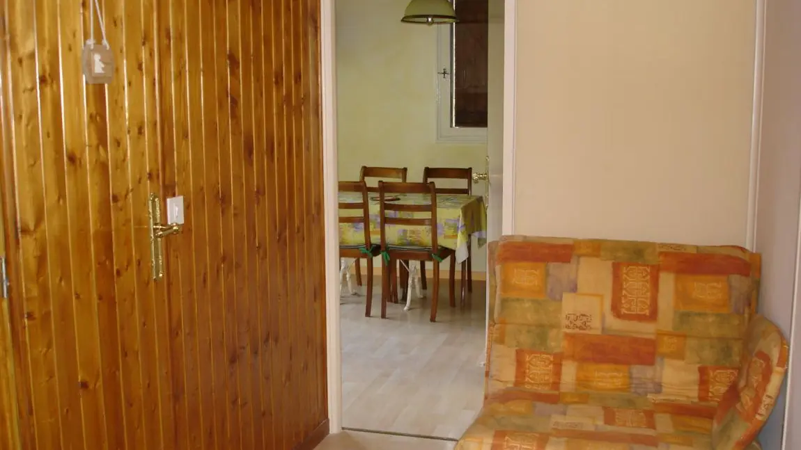 Vue sur le séjour depuis l'entrée