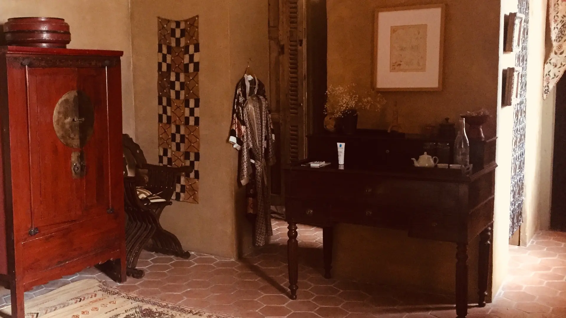 La Princesse au Petit Pois_L'Isle-sur-la-Sorgue armoire japonnaise rouge dans chambre