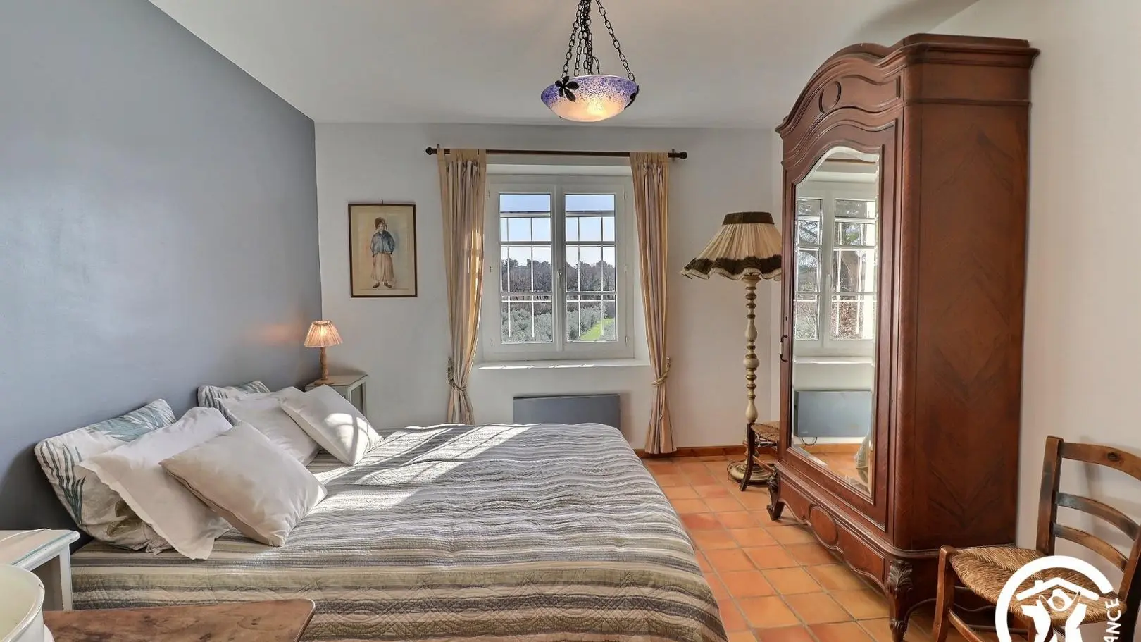 chambre verte avec 1 commode et 1 placard
