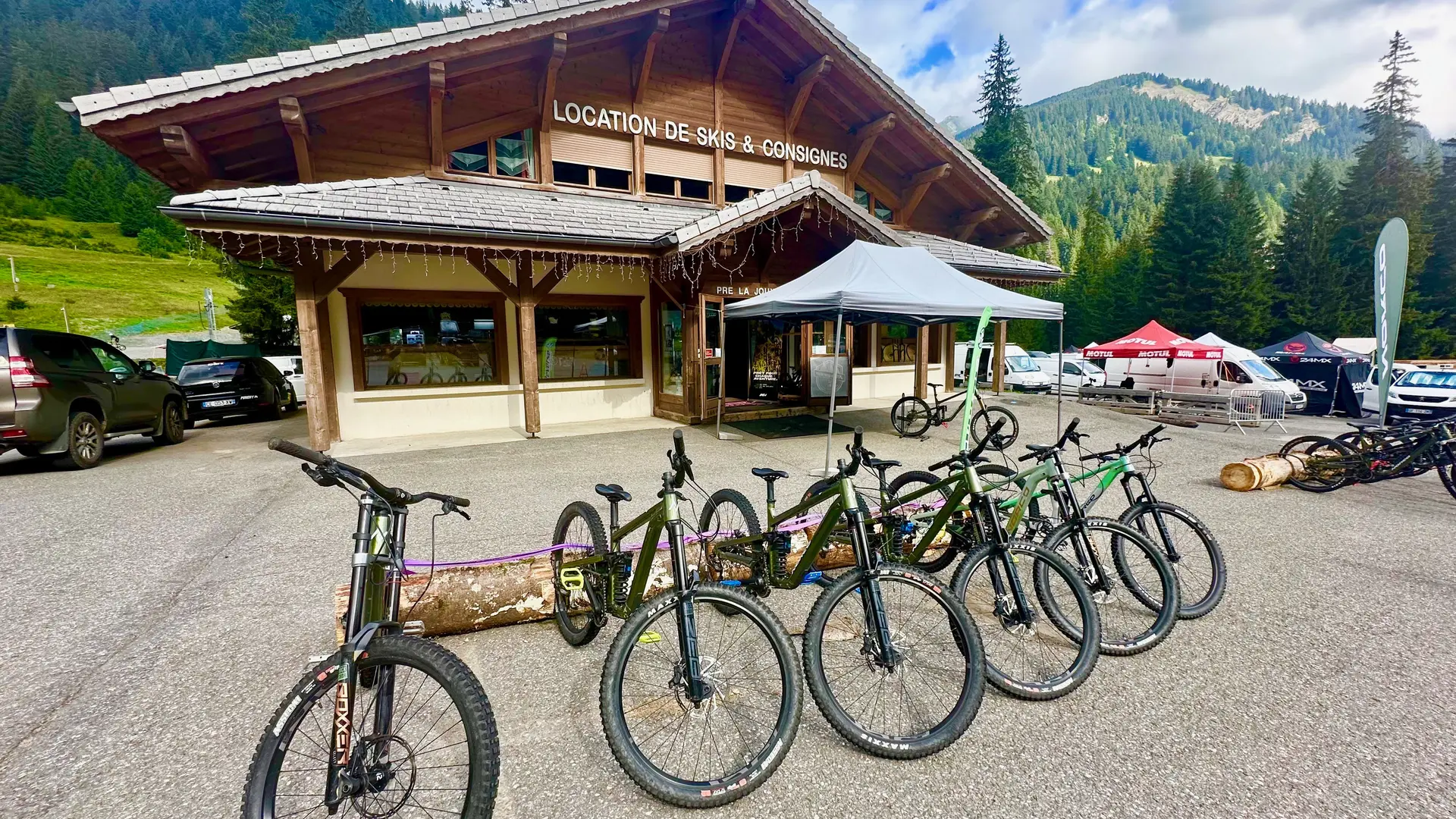 Le magasin l'été avec location de vélos