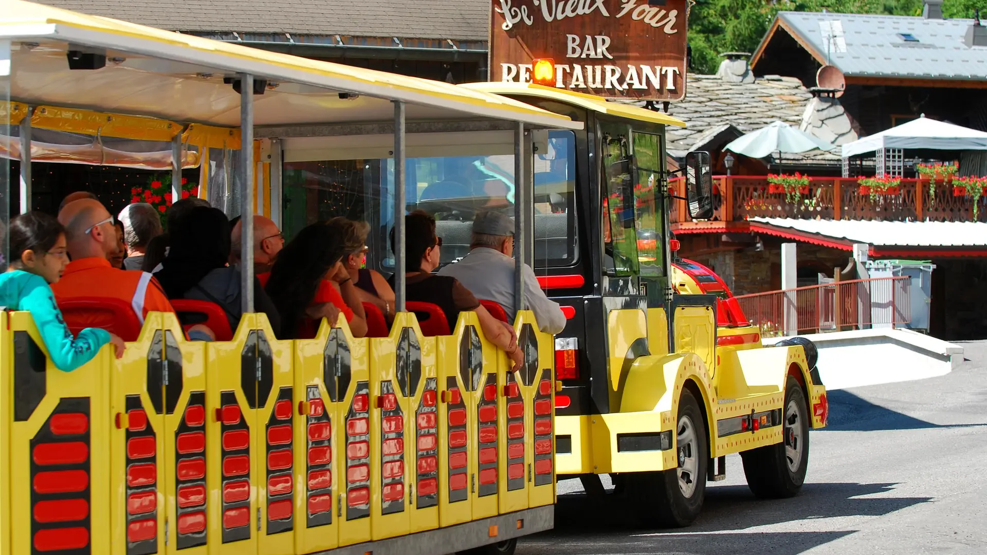 Petit train à Châtel