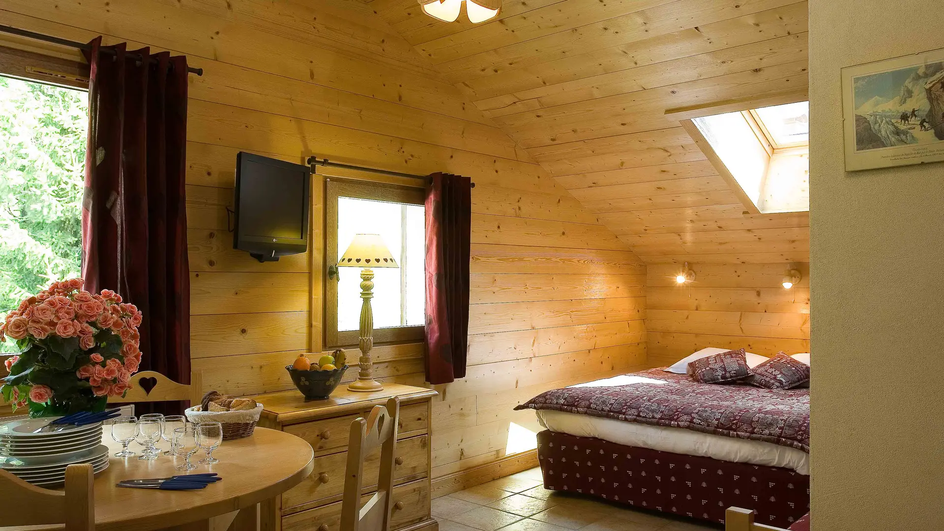 Séjour avec lit double et télévision, salle à manger/Living room with a double bed and a television, dining room-Bel Alp n°29-Le Grand-Bornand