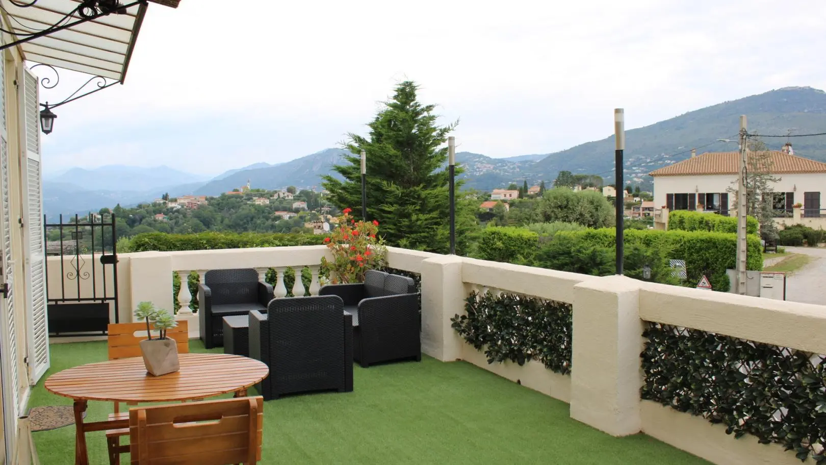 Terrasse de 40 m2  vue panoramique sur les Alpes . Salon de jardin, Chaise longue, coin repas - Villa Madeleine - Gîtes de France Colomars