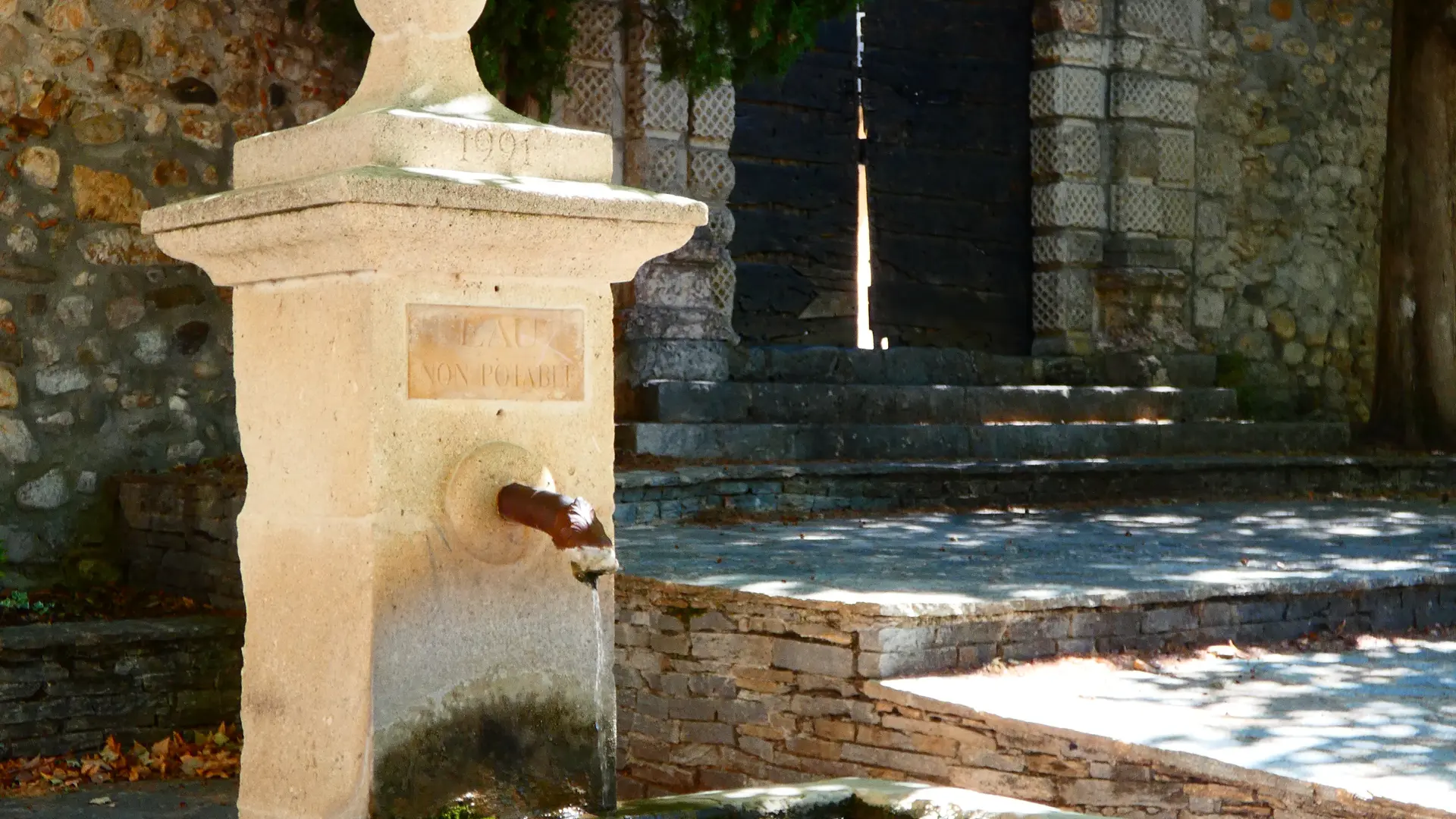 La fontaine devant le Château