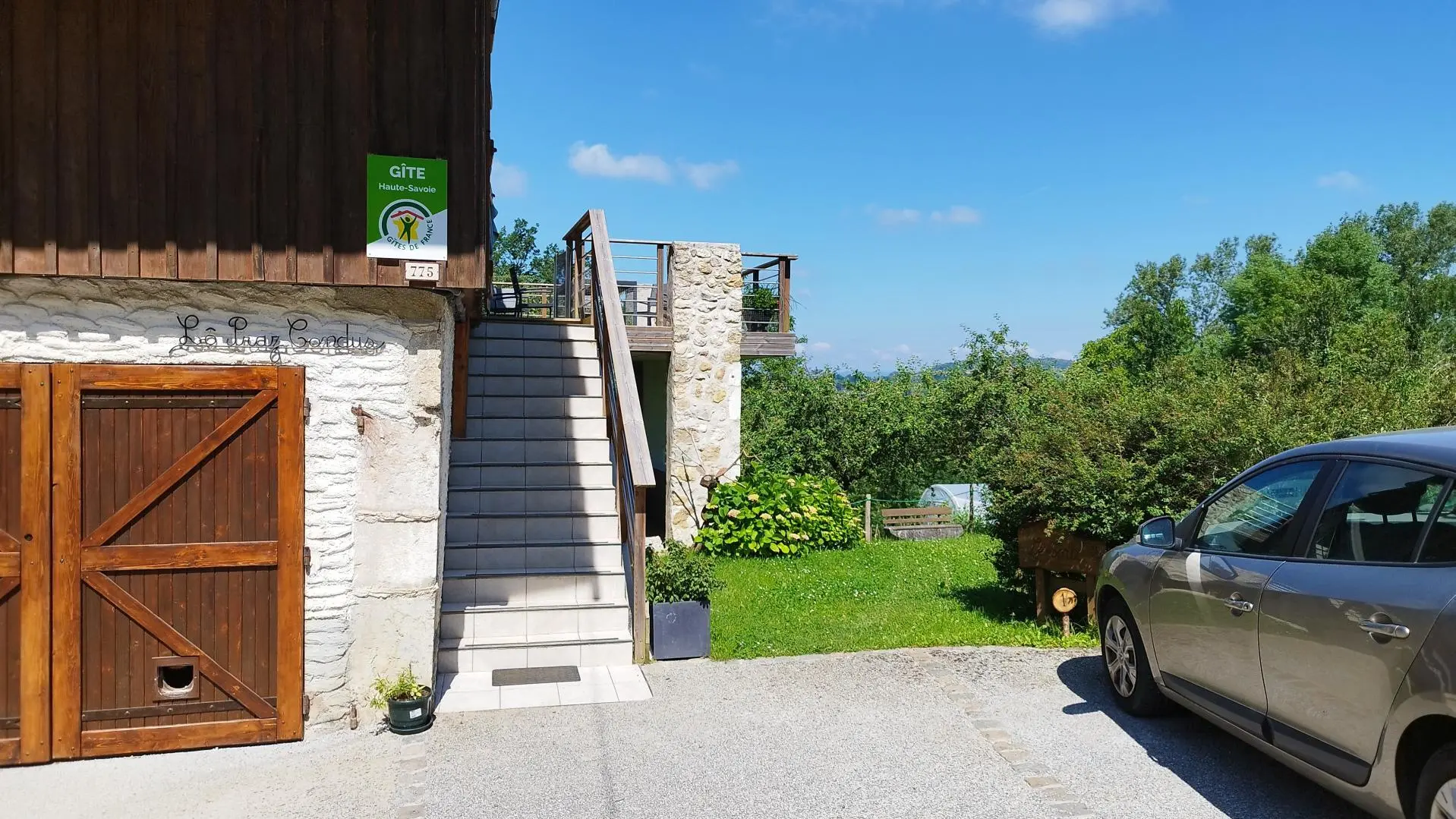L'accès au gîte et le parking à proximité