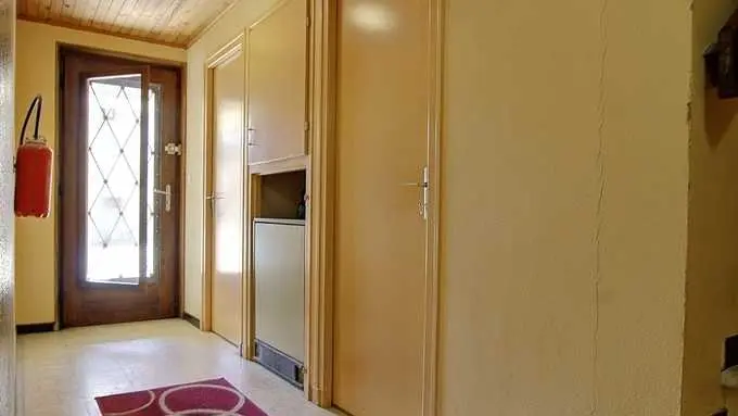 L'accès à la buanderie se fait depuis le gîte ou par la porte mitoyenne à l'entrée principale du gîte.