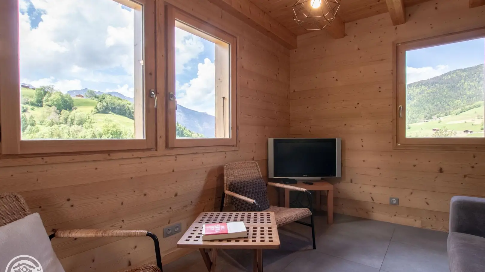 Laissez entrer la nature. Espace de vie traversant pour profiter de la lumière du matin et du soir.