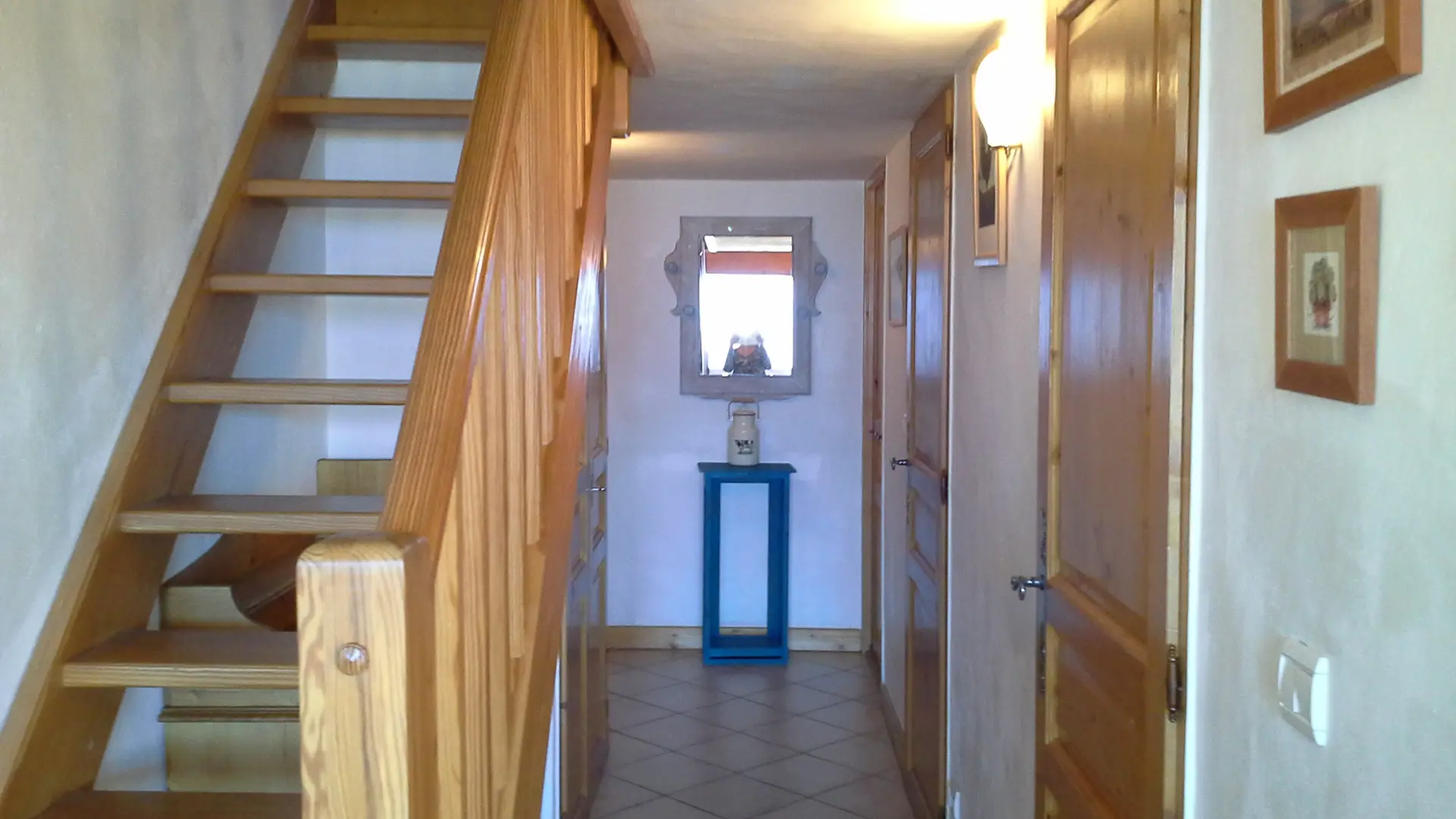 Accès en mezzanine et couloir