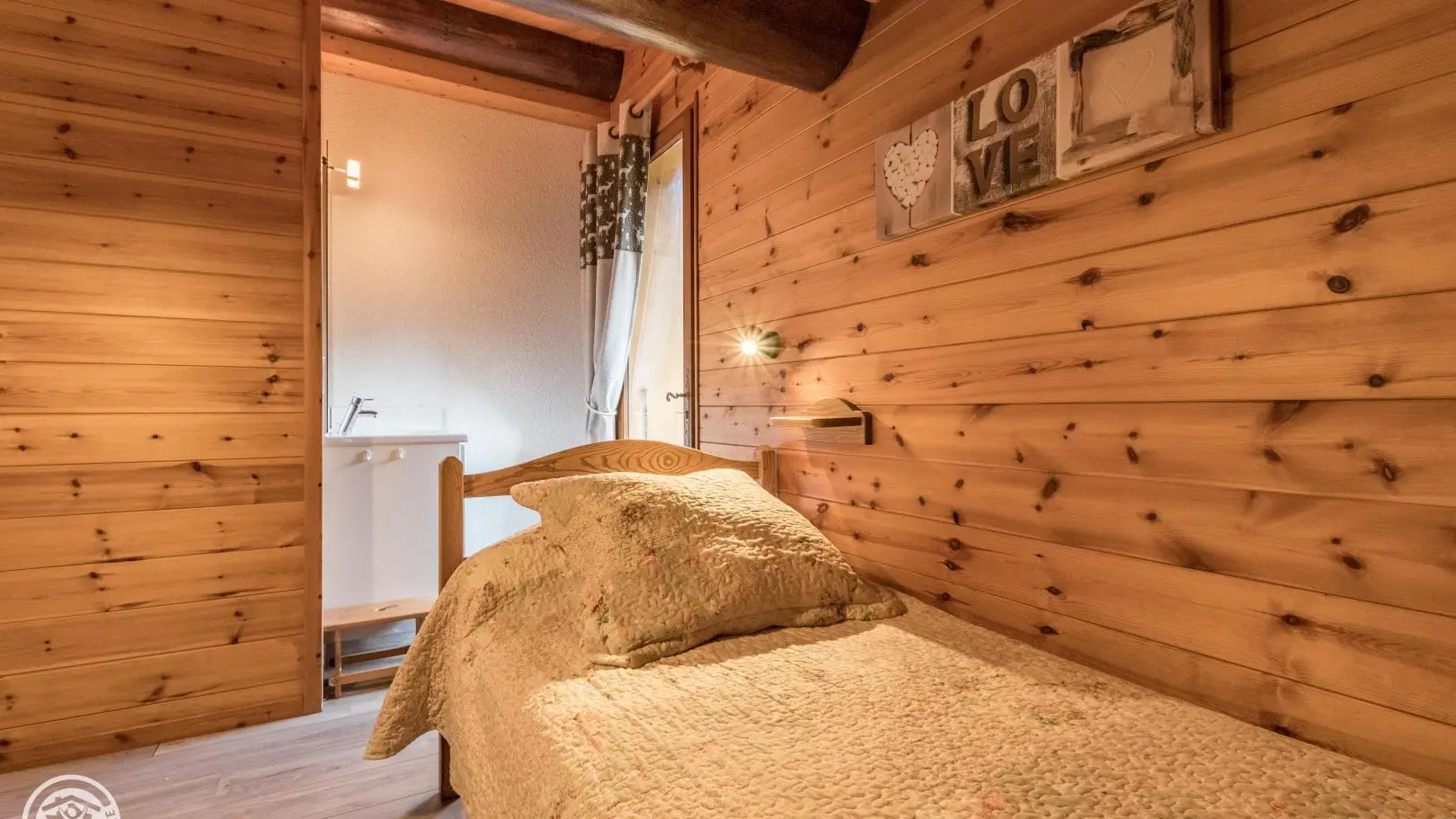 Chambre 3 : 1 lit 140 et 1 lit 90, vasque sur meuble, balcon