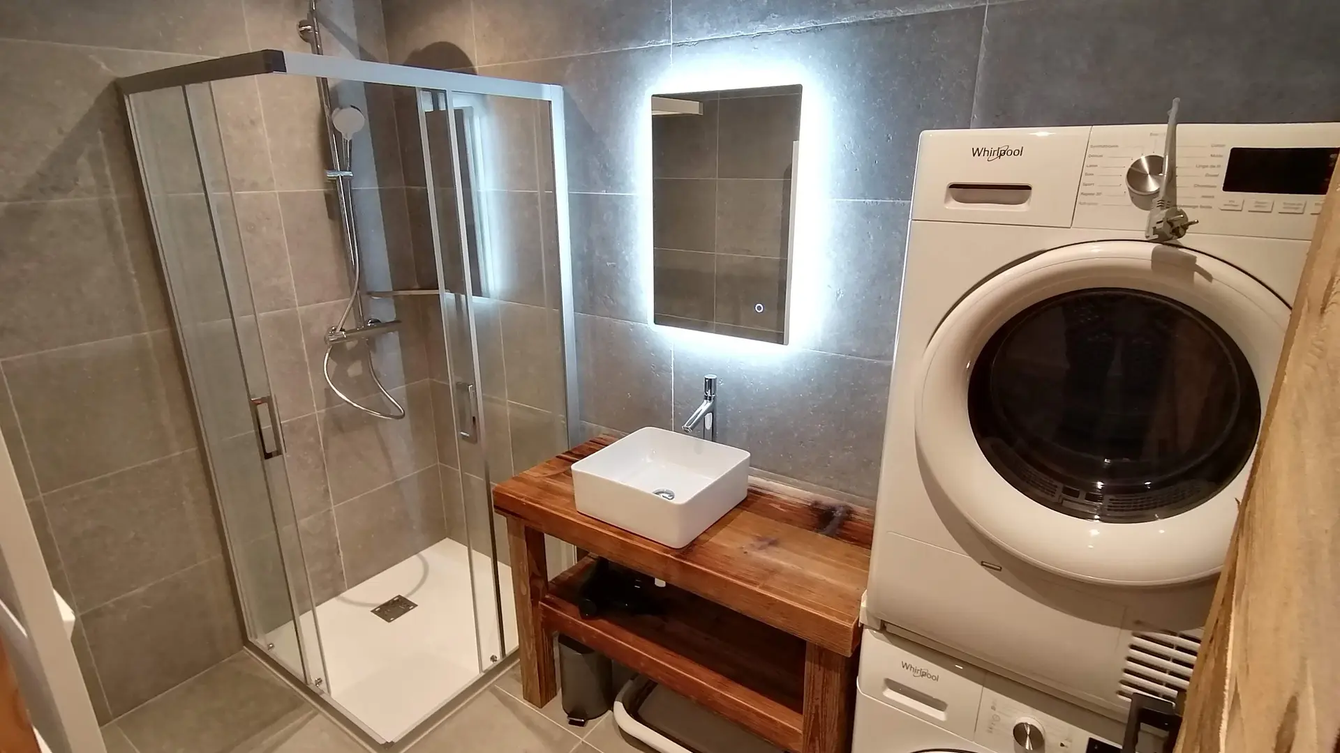 Douche, machine à laver et sèche linge